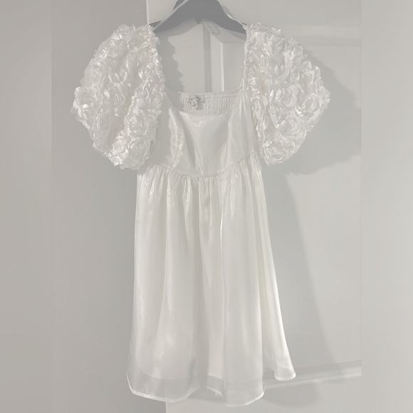Allison + Kelly White Dress with 3D flower sleeves - Picture 1 of 4